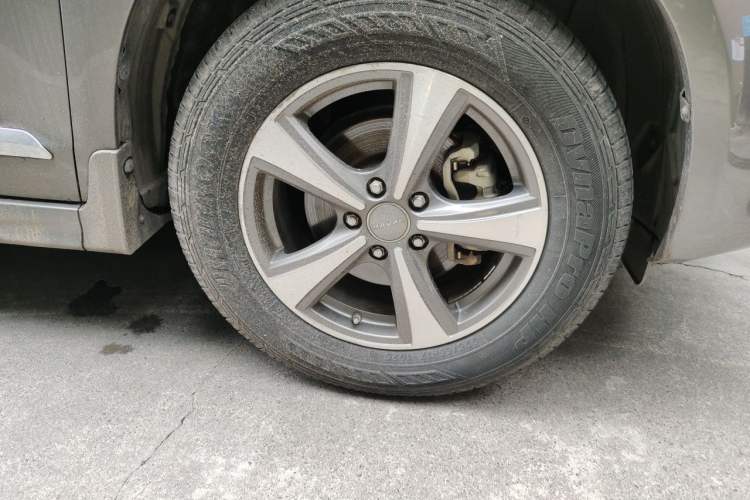 Used Haval H6 2013 Upgraded Model 2.4L Automatic Two-Wheel Drive Prestige Version Right Front Wheel Hub