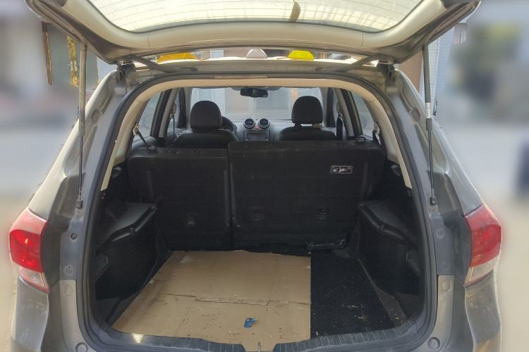 Used Haval H6 2013 Upgraded Model 2.4L Automatic Two-Wheel Drive Elite Version Trunk
