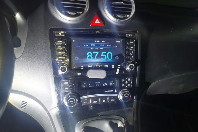 Used Haval H6 2013 Upgraded Model 1.5T Manual Two-Wheel Drive Elite Version Audio And AC Panel