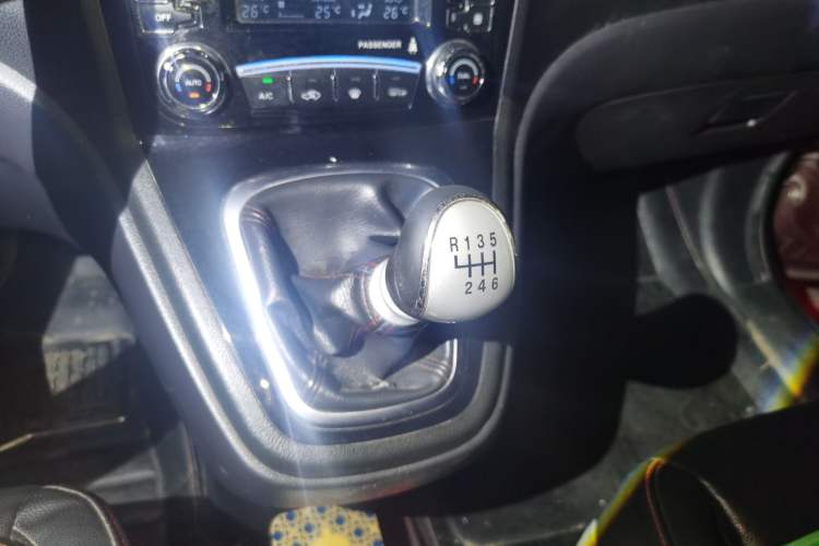 Used Haval H6 2013 Upgraded Model 1.5T Manual Two-Wheel Drive Elite Version Gear Lever