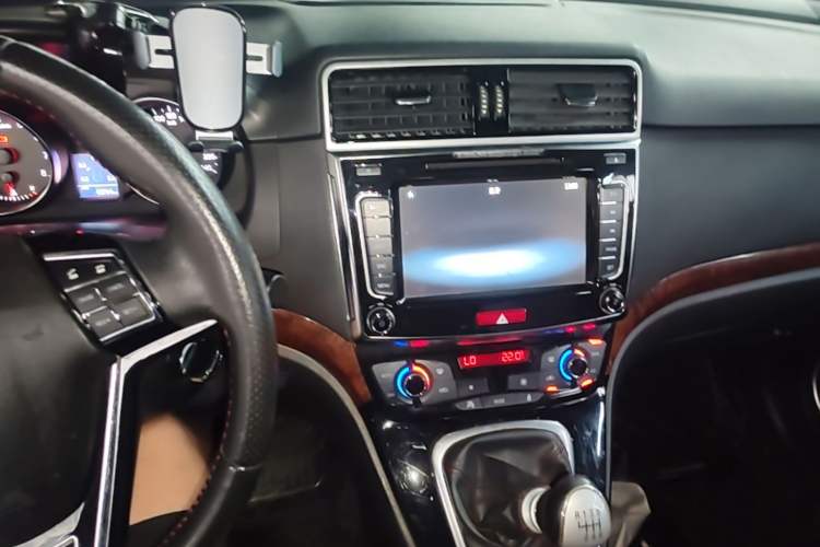 Used Haval H6 2013 Sport Edition 1.5T Manual Two-Wheel Drive Urban Model Audio And AC Panel