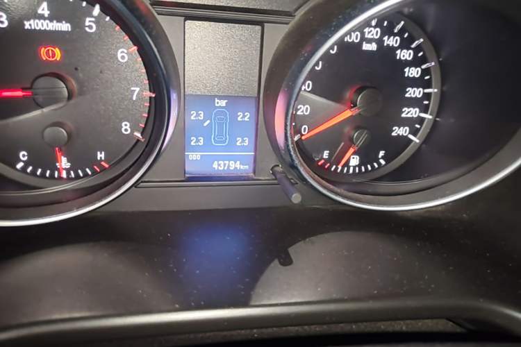 Used Haval H6 2013 Sport Edition 1.5T Manual Two-Wheel Drive Urban Model Odometer Close Up