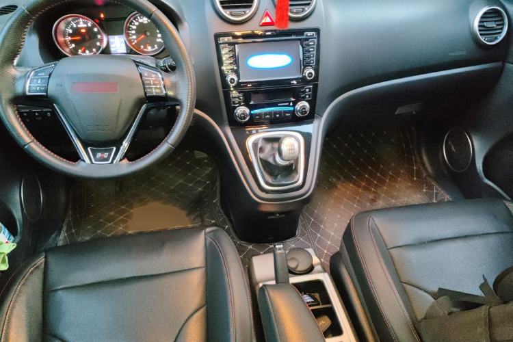 Used Haval H6 2013 Upgraded Model 1.5T Manual Two-Wheel Drive Urban Version Center Console