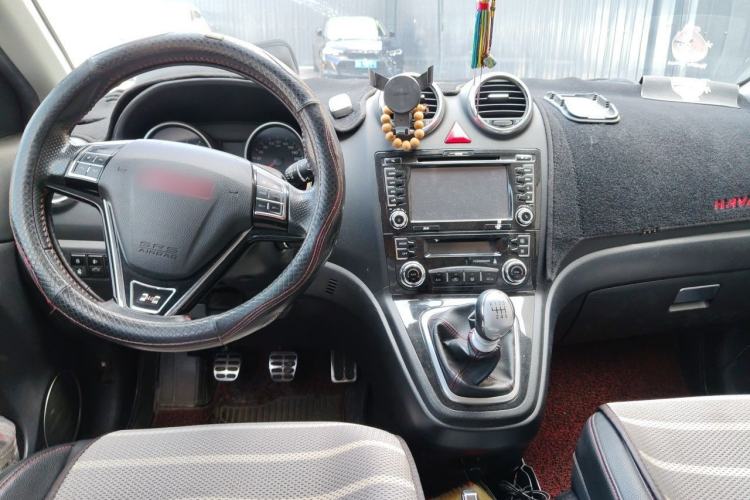 Used Haval H6 2013 Upgraded Model 1.5T Manual Two-Wheel Drive Urban Version Center Console