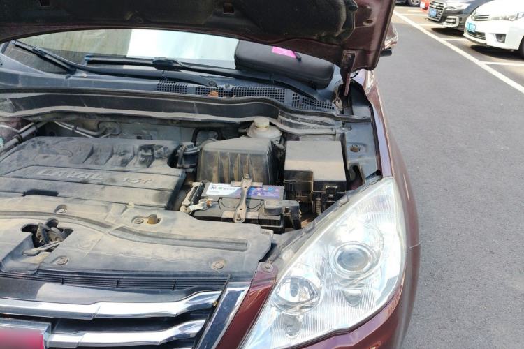 Used Haval H6 2013 Upgraded Model 1.5T Manual Two-Wheel Drive Urban Version Engine Bay Left