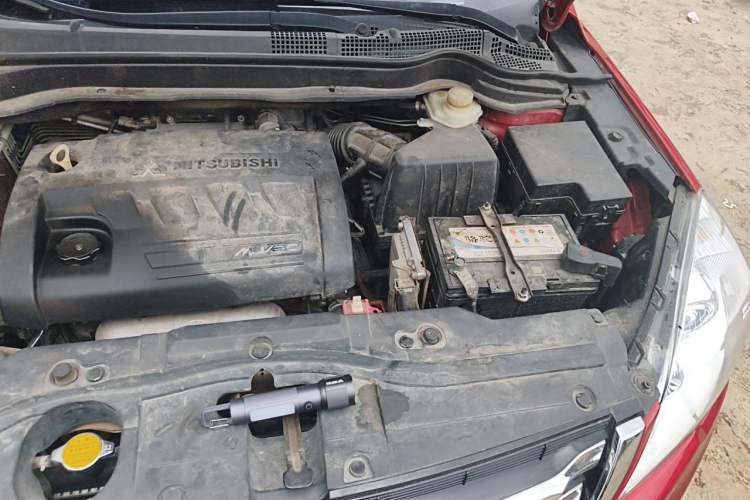 Used Haval H6 2013 Upgraded Model 2.4L Automatic Two-Wheel Drive Prestige Version Engine Bay Left