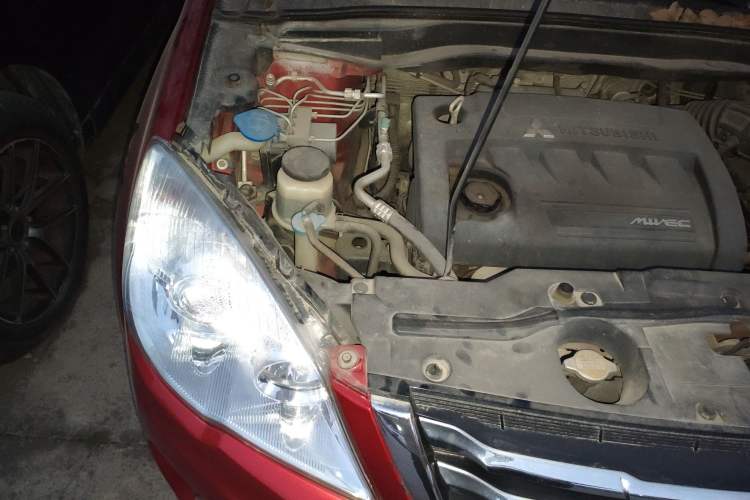 Used Haval H6 2013 Upgraded Model 2.4L Automatic Two-Wheel Drive Prestige Version Engine Bay Right
