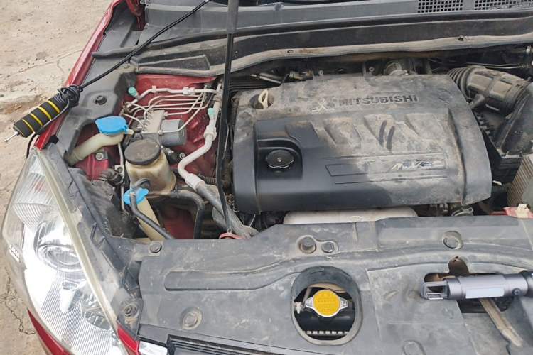 Used Haval H6 2013 Upgraded Model 2.4L Automatic Two-Wheel Drive Prestige Version Engine Bay Right