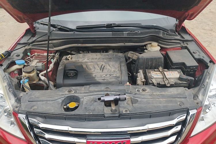 Used Haval H6 2013 Upgraded Model 2.4L Automatic Two-Wheel Drive Prestige Version Engine Bay