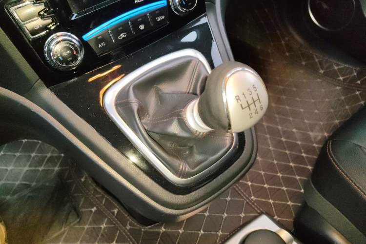 Used Haval H6 2013 Upgraded Model 1.5T Manual Two-Wheel Drive Urban Version Gear Lever