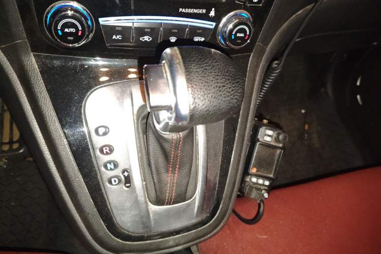 Used Haval H6 2013 Upgraded Model 2.4L Automatic Two-Wheel Drive Prestige Version Gear Lever