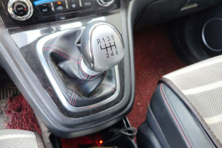 Used Haval H6 2013 Upgraded Model 1.5T Manual Two-Wheel Drive Urban Version Gear Lever