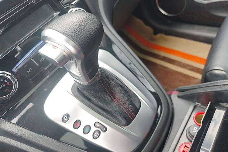 Used Haval H6 2013 Upgraded Model 2.4L Automatic Two-Wheel Drive Prestige Version Gear Lever