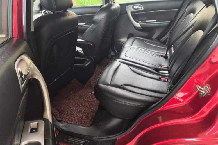 Used Haval H6 2013 Upgraded Model 1.5T Manual Two-Wheel Drive Elite Version Left Rear Seat