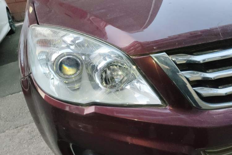 Used Haval H6 2013 Upgraded Model 1.5T Manual Two-Wheel Drive Urban Version Right Front Headlight
