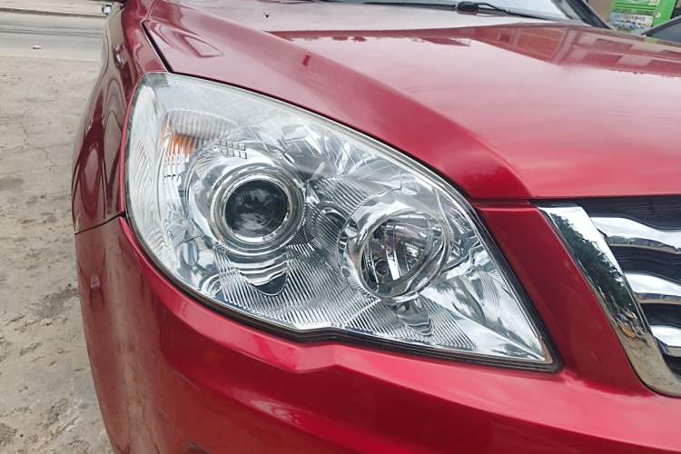 Used Haval H6 2013 Upgraded Model 2.4L Automatic Two-Wheel Drive Prestige Version Right Front Headlight