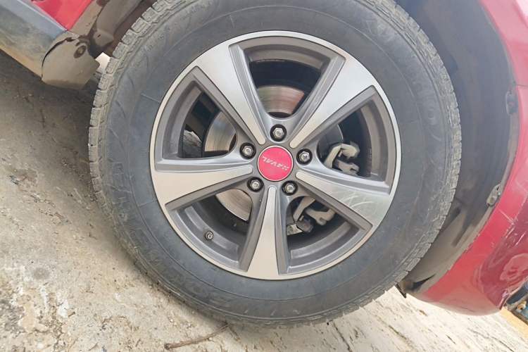Used Haval H6 2013 Upgraded Model 2.4L Automatic Two-Wheel Drive Prestige Version Right Front Wheel Hub