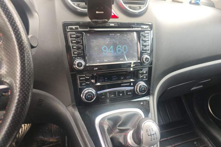 Used Haval H6 2013 Upgraded Model 1.5T Manual Two-Wheel Drive Elite Version Audio And AC Panel