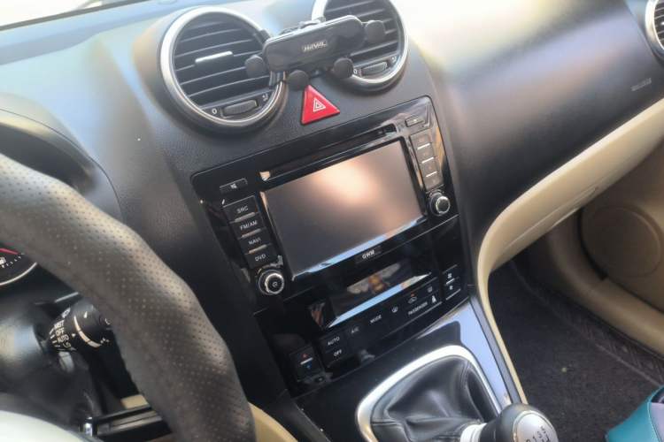 Used Haval H6 2013 Upgraded Model 1.5T Manual Two-Wheel Drive Elite Version Audio And AC Panel
