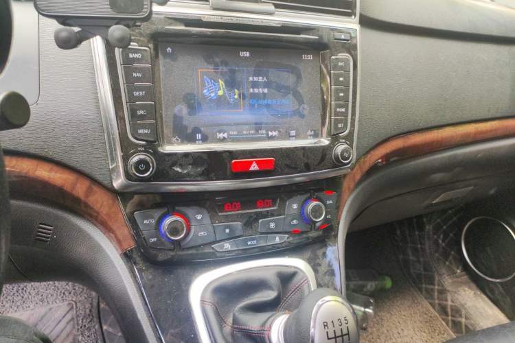 Used Haval H6 2013 Sport Edition 1.5T Manual Two-Wheel Drive Prestige Model Audio And AC Panel