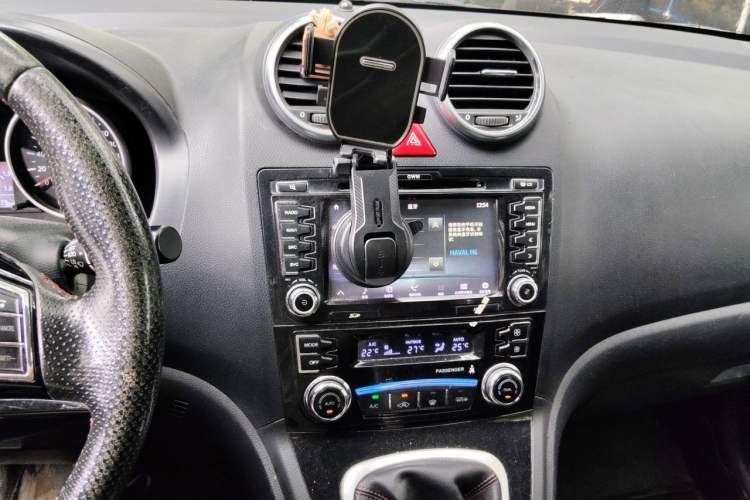 Used Haval H6 2013 Upgraded Model 1.5T Manual Two-Wheel Drive Urban Version Audio And AC Panel