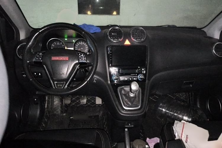 Used Haval H6 2013 Upgraded Model 1.5T Manual Two-Wheel Drive Elite Version Center Console