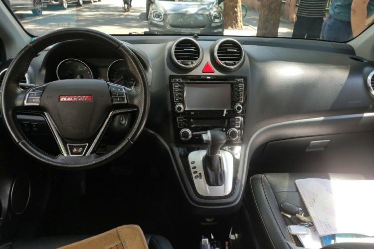 Used Haval H6 2013 Upgraded Model 2.4L Automatic Two-Wheel Drive Elite Version Center Console