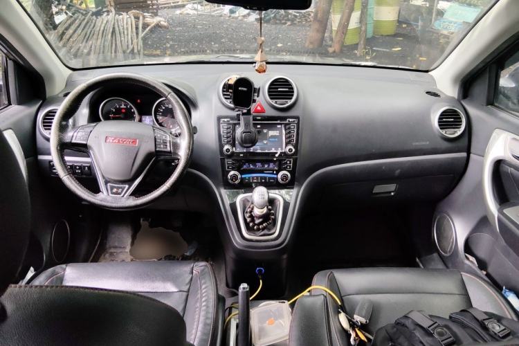 Used Haval H6 2013 Upgraded Model 1.5T Manual Two-Wheel Drive Urban Version Center Console