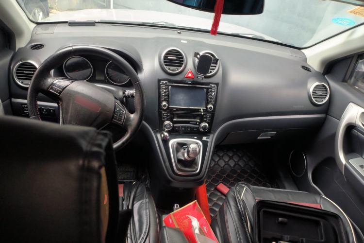 Used Haval H6 2013 Upgraded Model 1.5T Manual Two-Wheel Drive Elite Version Center Console