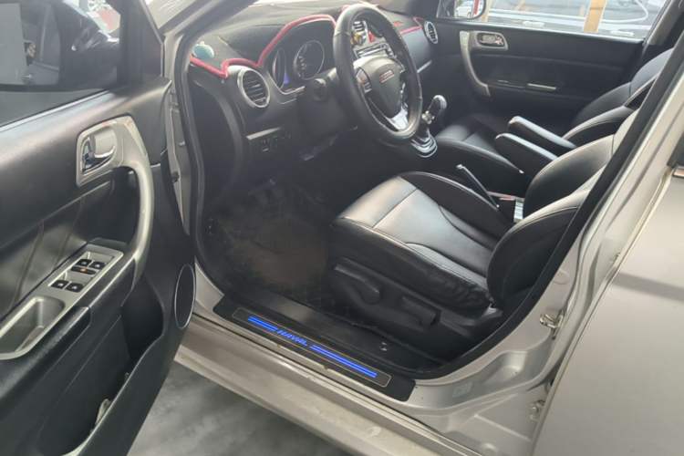 Used Haval H6 2013 Upgraded Model 1.5T Manual Two-Wheel Drive Elite Version Driver Seat