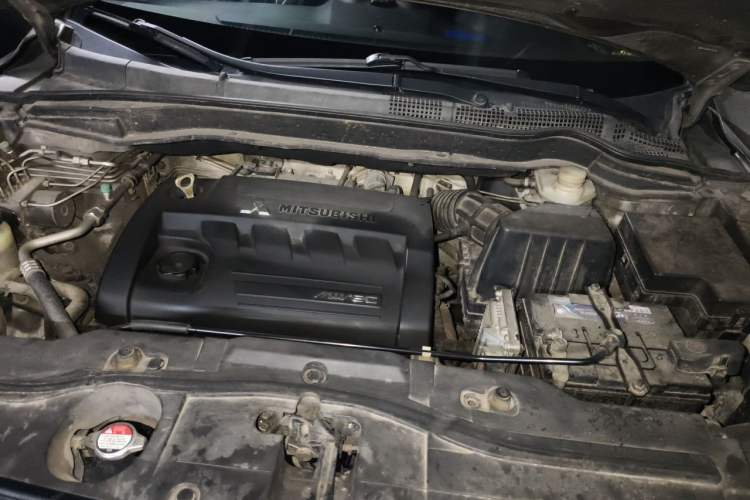 Used Haval H6 2013 Upgraded Model 2.4L Automatic Two-Wheel Drive Elite Version Engine Bay