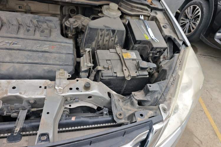 Used Haval H6 2013 Upgraded Model 1.5T Manual Two-Wheel Drive Elite Version Engine Bay Left