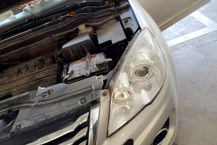 Used Haval H6 2013 Upgraded Model 1.5T Manual Two-Wheel Drive Elite Version Engine Bay Left