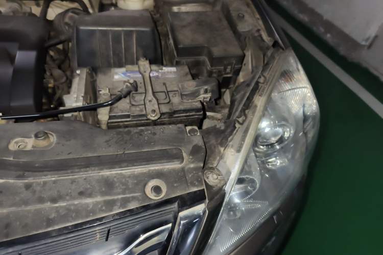 Used Haval H6 2013 Upgraded Model 2.4L Automatic Two-Wheel Drive Elite Version Engine Bay Left