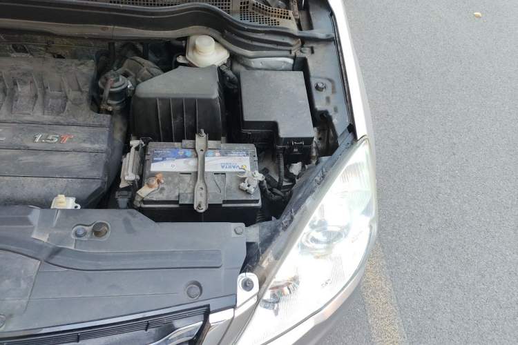Used Haval H6 2013 Upgraded Model 1.5T Manual Two-Wheel Drive Elite Version Engine Bay Left