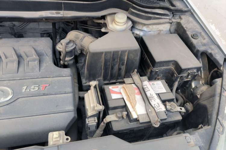 Used Haval H6 2013 Upgraded Model 1.5T Manual Two-Wheel Drive Elite Version Engine Bay Left