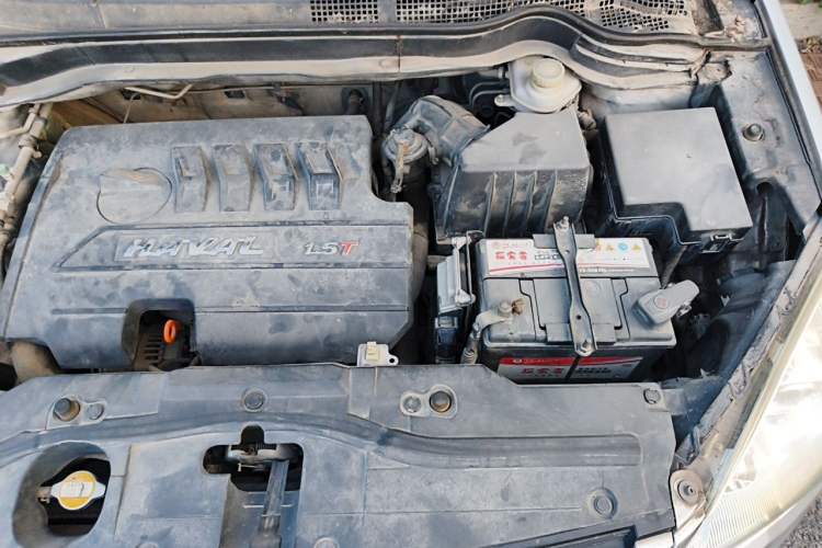 Used Haval H6 2013 Upgraded Model 1.5T Manual Two-Wheel Drive Elite Version Engine Bay Left
