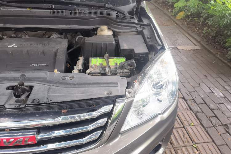 Used Haval H6 2013 Upgraded Model 2.4L Automatic Two-Wheel Drive Elite Version Engine Bay Left