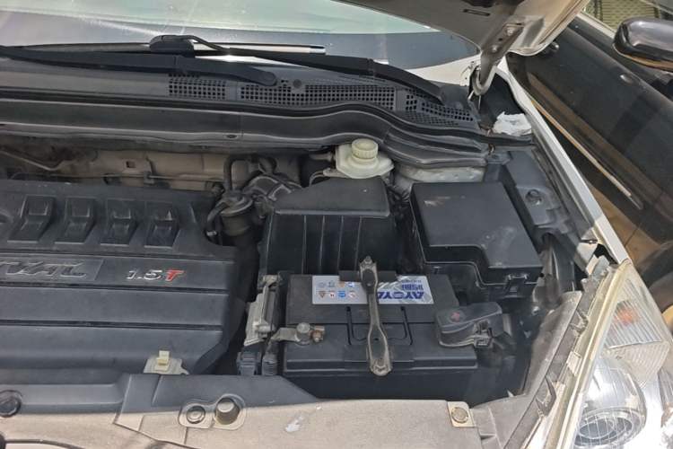 Used Haval H6 2013 Upgraded Model 1.5T Manual Two-Wheel Drive Elite Version Engine Bay Left