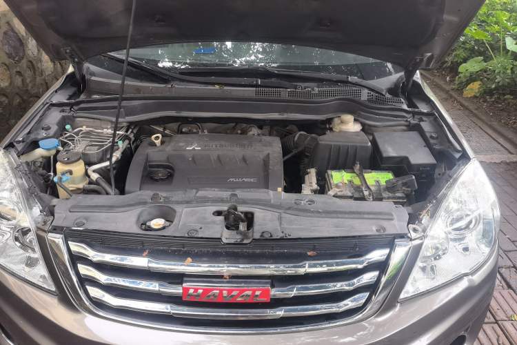 Used Haval H6 2013 Upgraded Model 2.4L Automatic Two-Wheel Drive Elite Version Engine Bay