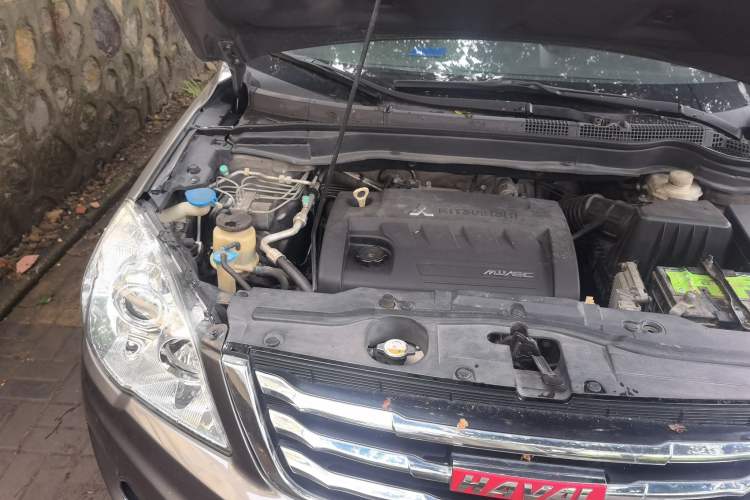 Used Haval H6 2013 Upgraded Model 2.4L Automatic Two-Wheel Drive Elite Version Engine Bay Right
