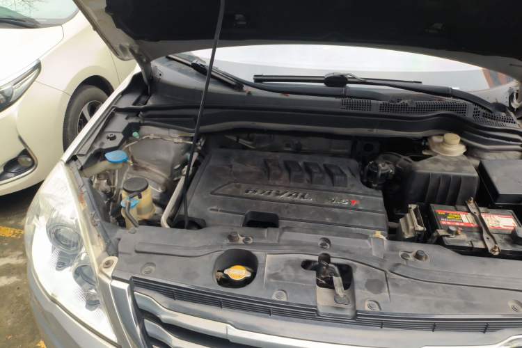 Used Haval H6 2013 Upgraded Model 1.5T Manual Two-Wheel Drive Elite Version Engine Bay Right