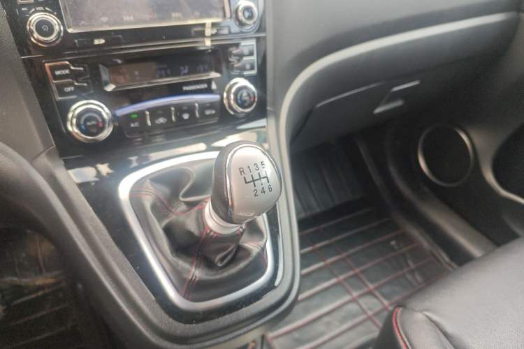 Used Haval H6 2013 Upgraded Model 1.5T Manual Two-Wheel Drive Elite Version Gear Lever