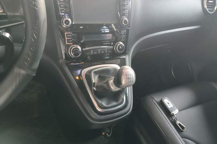 Used Haval H6 2013 Upgraded Model 1.5T Manual Two-Wheel Drive Elite Version Gear Lever