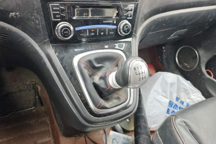 Used Haval H6 2013 Upgraded Model 1.5T Manual Two-Wheel Drive Elite Version Gear Lever