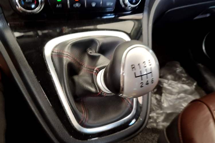 Used Haval H6 2013 Upgraded Model 1.5T Manual Two-Wheel Drive Elite Version Gear Lever