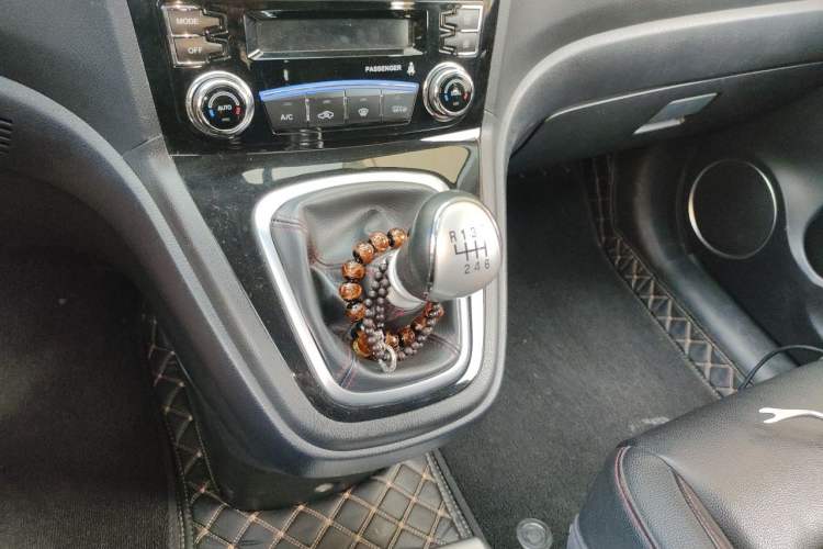 Used Haval H6 2013 Upgraded Model 1.5T Manual Two-Wheel Drive Elite Version Gear Lever