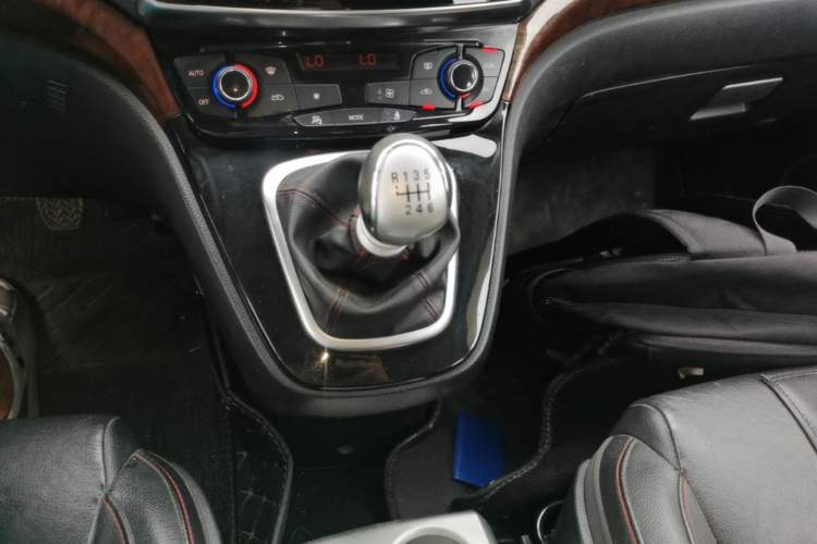 Used Haval H6 2013 Sports Edition 1.5T Manual Two-Wheel Drive Elite Model Gear Lever