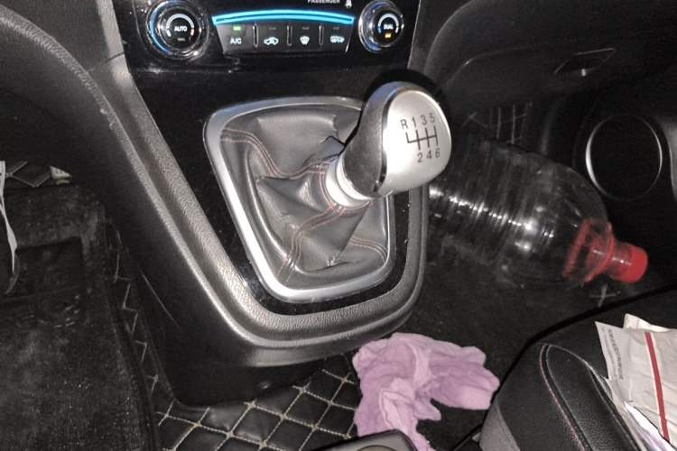 Used Haval H6 2013 Upgraded Model 1.5T Manual Two-Wheel Drive Elite Version Gear Lever