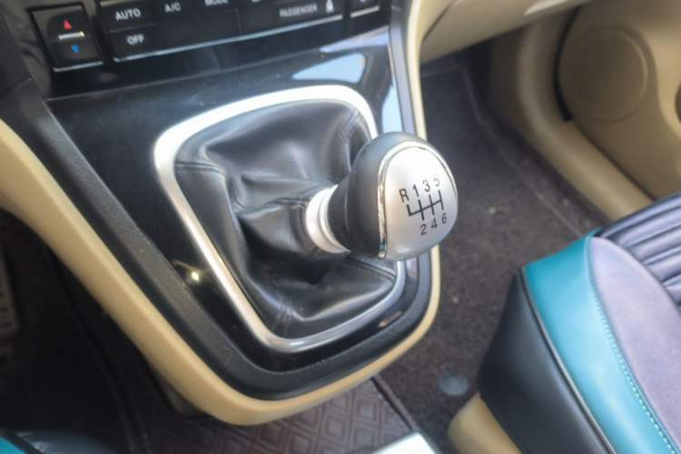 Used Haval H6 2013 Upgraded Model 1.5T Manual Two-Wheel Drive Elite Version Gear Lever